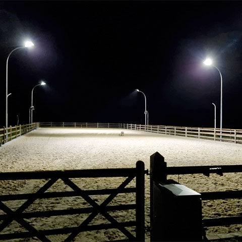 Beleuchteter Reitplatz
